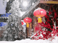 上天莫把银河笑，妆点家乡碧玉投