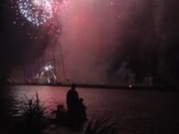 擎一伞，沐浴雨中/暗香盈袖